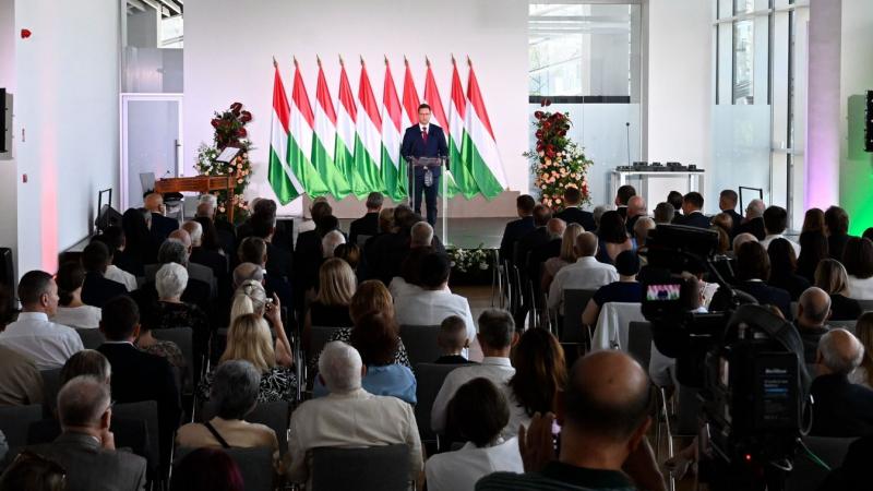 Gulyás Gergely: Hazánk független állam, amely büszkén őrzi saját identitását és jogait.