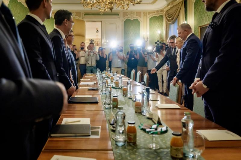 Fico üdvözölte a nagysurányi akkumulátorgyár kínai építőcsapatát.