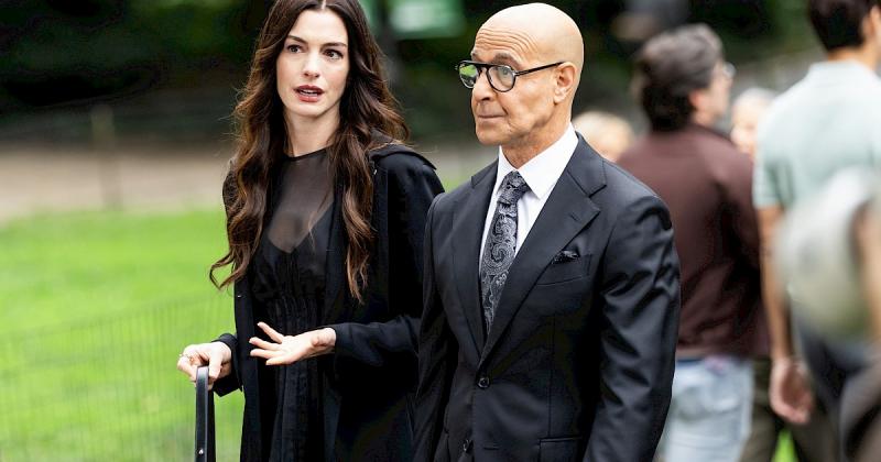 Anne Hathaway és Stanley Tucci Az ördög Pradát visel 2 című filmben a temetésen való részvételük során találkozhatunk. A film egy újabb izgalmas fejezetet hoz a divat világába, ahol a karakterek nemcsak a szakmai, hanem a személyes életükben is fontos ese