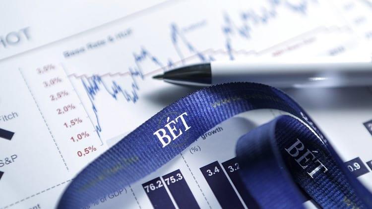 Tőzsdei helyzetjelentés - Augusztus 21. - A BUX index továbbra is csökkenő tendenciát mutat, az OTP részvények esése folytatódik, míg a Mol és a Telekom árfolyama stabilan tartja magát.