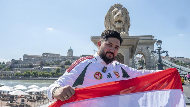 Botrány Budapesten: Karácsony ukrán színekbe öltöztette a Lánchidat, a Fidesz pedig magyar zászlóval fejezte ki tiltakozását.