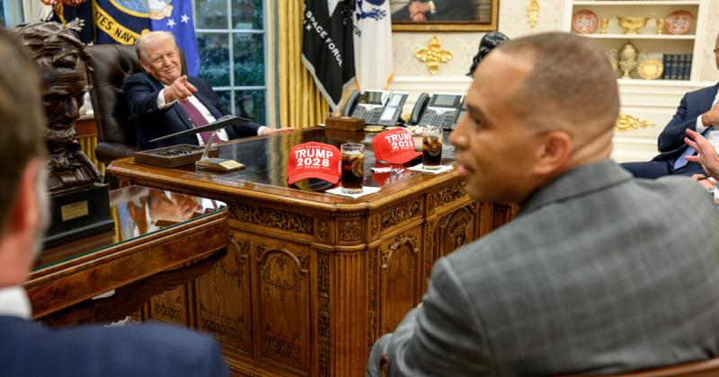 Trump egy provokatív fotóval célozza meg a demokratákat a kormányzati leállás idején, ezzel is felerősítve a politikai feszültségeket. Az elnök nemcsak a helyzet komolyságát bagatellizálja, hanem gúnyos megjegyzésekkel fűszerezi a vitát, ami tovább fokozz
