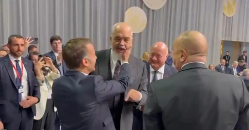 Videón látható, ahogy Macron szórakozottan nevet Trump egy furcsa pillanatán, miközben az albán és az azeri vezetővel beszélget. Az esemény pikáns humora és a politikai feszültségek ellenére is szórakoztató pillanatokat hozott a nemzetközi porondra.