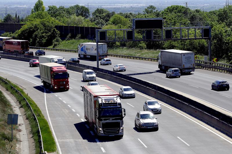Súlyos baleset történt a forgalmas autópályán, ami több kilométeres dugót eredményezett. Az utazóknak érdemes felkészülniük a jelentős késésekre.