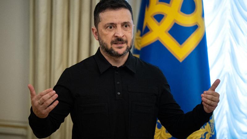 Zelenszkij figyelmeztetett a közelmúltban, hogy az orosz dróntámadások komoly fenyegetést jelentenek Csernobilra és más ukrajnai erőművekre. Az ukrán elnök hangsúlyozta, hogy ezek a támadások nemcsak a jelenlegi biztonsági helyzetet súlyosbítják, hanem a 