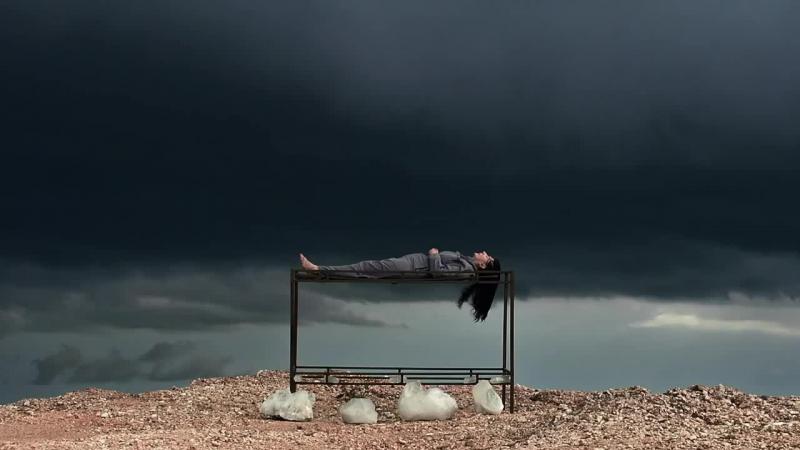Marina Abramović Velencére érkezik, hogy művészetével lenyűgözze a várost. Az esemény, amely a modern művészet világában figyelemre méltó jelentőséggel bír, különleges élményt kínál a látogatóknak. Abramović, a performanszművészet ikonikus alakja, sajátos