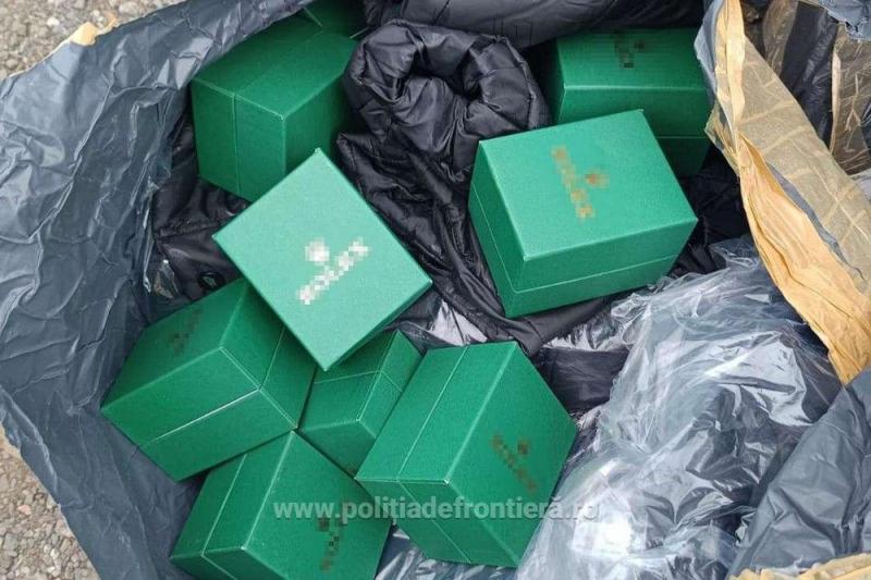 Egy kisbusz rakteréből hamisítványok tucatjai bukkantak elő, köztük ál-Rolex órák és utánzott Louis Vuitton táskák.