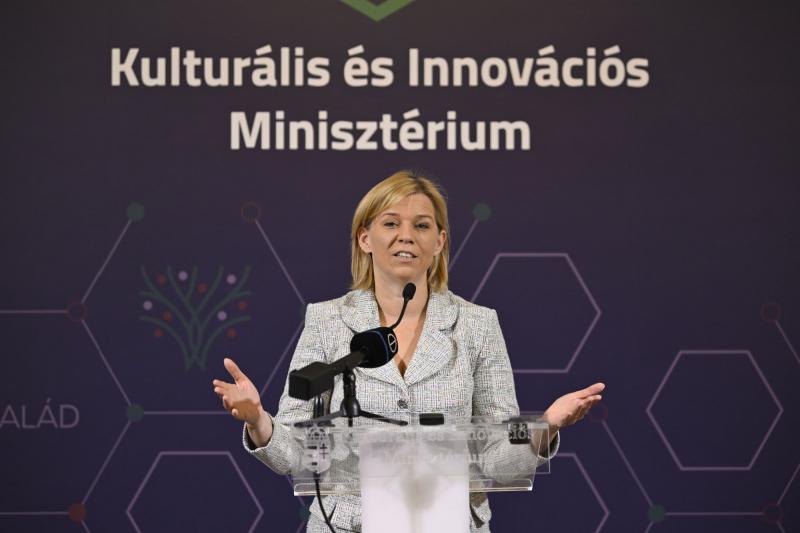 Varga-Bajusz Veronika örömmel jelentette be, hogy megnyíltak a gyermek- és ifjúsági alapprogram pályázatai.