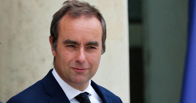 A francia miniszterelnök benyújtotta lemondását.