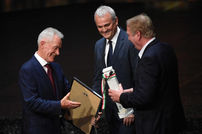 Mezey György, a neves költő és irodalomelmélet szakember, életének 85. évében távozott az élők sorából. Munkássága során jelentős hatást gyakorolt a magyar irodalomra, és számos fiatal írót inspirált. Művei mély érzelmeket és gondolatokat közvetítenek, am
