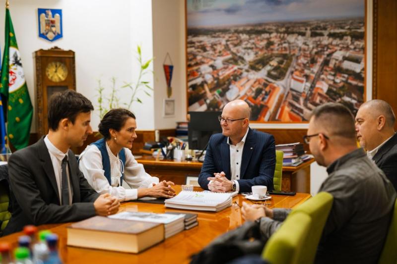 Szívügyünk az ifjúság! Nagy-Vargha Zsófia látogatása Szatmárnémetibe különleges alkalmat teremtett a fiatalok számára.