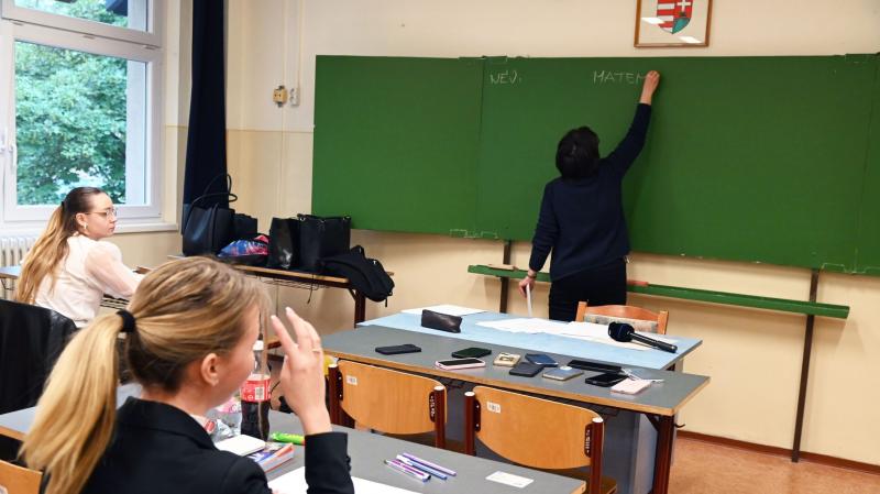 Az államtitkár bejelentette, hogy már 6000 pedagógus jövedelme meghaladja az egymillió forintot.