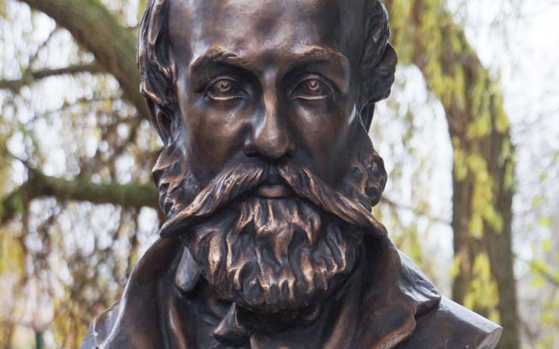 Jókai Mór emlékét egy új mellszobor őrzi a Vajdaságban.