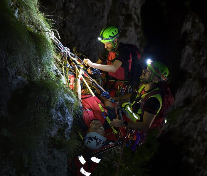 Hegyi mentőcsapatok aktívan kutatják az eltévedt ukrán turistákat egy különösen veszélyes területen. Az akció során egyikük súlyosan megsérült, ami tovább nehezíti a helyzetet.